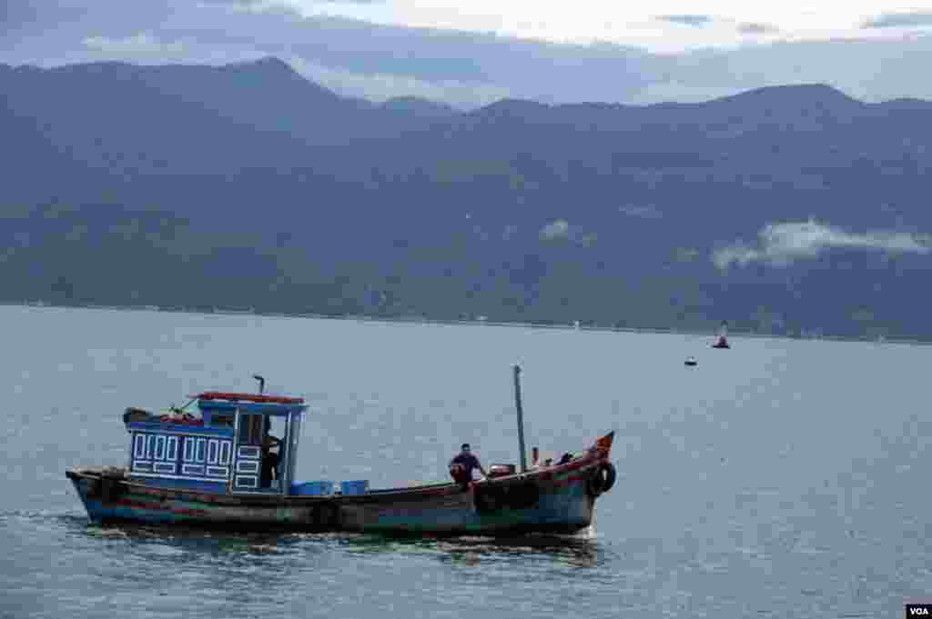 A Vietnamese fishing boat in Cam Ranh Bay, Vietnam. (D. Schearf/VOA)