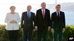 Dari kiri: Kanselir Jerman, Angela Merkel, Presiden Rusia Vladimir Putin, Presiden Turki Recep Tayyip Erdogan dan Presiden Perancis Emmanuel Macron dalam KTT di Istanbul, Turki, 27 Oktober 2018. 
