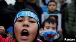 تظاهرات اویغورها در نزدیکی کنسولگری چین در استانبول. دسامبر ۲۰۲۲.