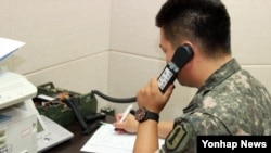 한국측 군 관계자가 남북 군 통신선으로 시험통화하고 있다. (자료사진)