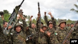 Para pemberontak dari Moro Islamic Liberation Front (MILF) merayakan penandatanganan pakta perdamaian dengan pemerintah Filipina di Mindanao, Maret 2014. 
