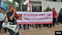 Gerakan Pemuda Anti Komunis (GEPAK) berunjuk rasa di depan kantor Komisi Nasional Hak Asasi Manusia di depan kantor Komnas HAM, Jumat (16/3). (Foto: VOA/Fathiyah)