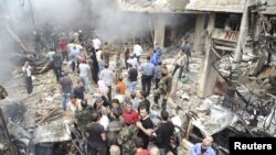 Manifestantes anti-governo mascarados transportam um escudo improvisado durante os confrontos com a polícia na Praça Altamira, em Caracas, Fev. 27, 2014. 