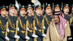 Raja Salman dari Kerajaan Arab Saudi memeriksa pasukan kehormatan saat tiba di Bandara Udara Pemerintah Vnukovo di Moscow, dalam kunjungan perdana ke Rusia, 4 Oktober 2017. 