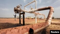 Le champ de pétrole d'El Nar, au Soudan du Sud, bombardé par les Soudanais le 3 mars 2012. De leurs côtés, le Sénégal et la Mauritanie poursuivent leurs importants projets d'hydrocarbures.