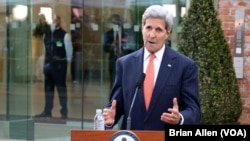 Menteri Luar Negeri John Kerry memberikan pernyataan mengenai kemajuan perundingan nuklir Iran di Wina, Austria (9/7).