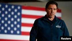 แฟ้มภาพ: รอน เดอซานติส เข้าร่วมงานรณรงค์หาเสียงในรัฐไอโอวา เมื่อ 2 ธ.ค. 2023 (รอยเตอร์)