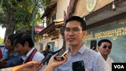 រូបឯកសារ៖ ​លោក​យាង សុធារិន អតីត​អ្នកយក​ព័ត៌មាន​របស់​វិទ្យុអាស៊ីសេរី​ និយាយ​ជាមួយ​អ្នកកាសែត​នៅក្រៅ​សាលាឧទ្ធរណ៍​ក្នុង​ទីក្រុង​ភ្នំពេញ កាលពីថ្ងៃទី​២៣ ខែ​ធ្នួ​ ឆ្នាំ​២០១៩។ (ទុំ ម្លិះ​/VOA)