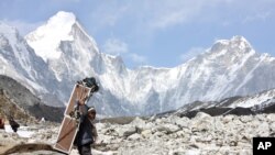Seorang porter di Gunung Everest, Lobuche, Nepal. 