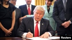 Predsednik Donald Tramp potpisuje uredbu o smanjenju poslovnih regulativa, 30. januar 2017
