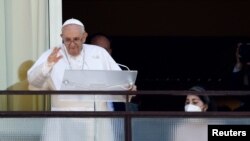 Papa Francisko ariko atanga umugisha ahagaze kw'ibaraza ry'ibitaro arwariyemwo
