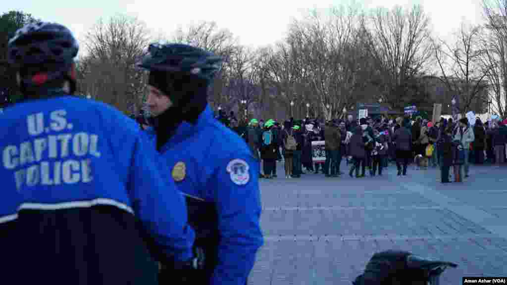 Protesters assembled on the Capitol Hill, Feb. 4, 2017, to protest what they see as a ban on Muslims entering the United States. A contingent of U.S. Capitol police stood ready. (A. Azhar/VOA)