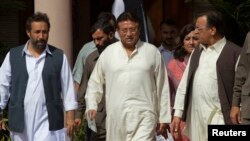 Mantan Presiden Pakistan dan pemimpin partai politik Liga Muslim Pakistan (APML), Pervez Musharraf (tengah) bersama para pemimpin partainya tiba di tempat kediamannya di Islamabad (15/4).