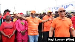 Début de la marche, en T-Shirt et casquette orange tenant sa tête, le chef de file de l'opposition, Jean-Pierre Fabre à Lomé, le 6 septembre 2017. (VOA/Kayi Lawson)