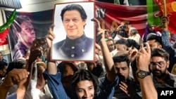 Para pendukung mantan PM Pakistan Imran Khan yang dipenjara memegang posternya saat di Karachi pada 3 Juni 2024 (foto: dok).
