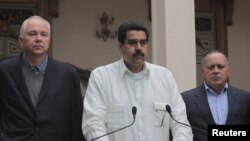 Wakil Presiden Venezuela Nicolas Maduro (tengah), beserta anggota kabinet, mengumumkan kondisi kesehatan Presiden Hugo Chavez. (Foto: Reuters)