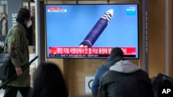 지난 2022년 3월 한국 서울역에 설치된 TV에서 북한 ICBM 발사 관련 보도가 나오고 있다.