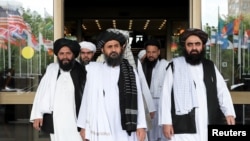 Anggota delegasi Taliban, dipimpin oleh negosiator Mullah Abdul Ghani Baradar (tengah depan) di Moskow, Rusia, 30 Mei 2019. (Foto: dok).
