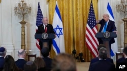 Tổng thống Hoa Kỳ Donald Trump (phải) và Thủ tướng Israel Benjamin Netanyahu trong cuộc họp báo tại Nhà Trắng ở Washington vào ngày 4 tháng 2 năm 2025.