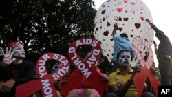 ក្រុម​អ្នកចូលរួម​កាន់​បដា​ក្នុង​ទម្រង់​ជា​បូ​ក្រហម​ ដែល​ជា​និមិត្ត​សញ្ញា​នៃ​ការ​លើក​កម្ពស់​ការ​យល់​ដឹង ​និង​គាំទ្រ​អ្នក​ដែល​​មាន​ផ្ទុក​​មេរោគ​ហ៊ីវ នៅ​ទីក្រុង​ Kolkata ប្រទេស​ឥណ្ឌា កាល​ពី​ថ្ងៃទី​៣០ វិច្ឆិកា ២០១៨។