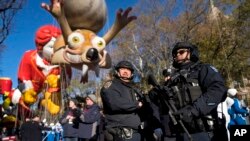 Tradicionalnu paradu za Dan zahvalnosti u Njujorku ove godine je obezbeđivalo nekoliko hiljada policajaca