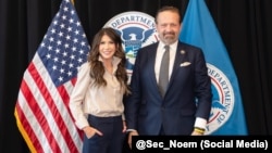 کریستی نوم، وزیر امنیت داخلی آمریکا و سباستین گورکا، معاون دستیار رئیس جمهوری 