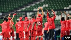 Les joueurs du Bayern Munich célèbrent leur titre face à des gradins vides, Allemagne, le 16 juin 2020. 