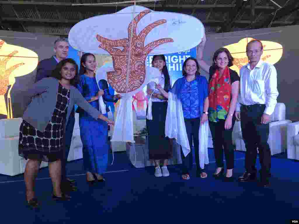 តំណាង​អង្គការ​អន្តរជាតិ តំណាង​ក្រសួង​ និង​តំណាង​កុមារ​​ឈរ​កាន់​ខ្លែង​​ដែល​បាន​ចុះ​ហត្ថលេខា​ប្តេជ្ញាការពារ​សិទ្ធិ​កុមារ ក្នុង​​កម្មវិធី​​ពិធី​ប្រារព្ធ​ខួប​ទី​៣០ នៃ​ការ​បង្កើត​អនុសញ្ញា​ស្តីពី​សិទ្ធិ​កុមារ​​​ នៅ​រាជធានី​ភ្នំពេញ ​ថ្ងៃទី​២០ ខែវិច្ឆិកា ឆ្នាំ​២០១៩។ (កាន់ វិច្ឆិកា/VOA)