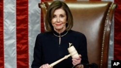 ប្រធាន​រដ្ឋសភា​សហរដ្ឋ​អាមេរិក​លោក​ស្រី Nancy Pelosi ញញឹម​នៅ​ពេល​លោក​ស្រី​កាន់​ញញួរ​ឈើ​ នៅ​ពេល​រដ្ឋ​សភា​បោះ​ឆ្នោត​លើ​មាត្រា​ស្ដី​ពី​ការ​ចោទ​ប្រកាន់​ដក​តំណែង​លោក​ប្រធានា​ធិបតី​ ដូណាល់ ត្រាំ កាល​ពី​ថ្ងៃ​ទី​១៨ ធ្នូ ២០១៩។