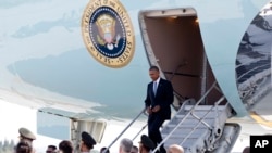 美国总统奥巴马在杭州萧山国际机场走下总统专机空军一号（2016年9月3日）