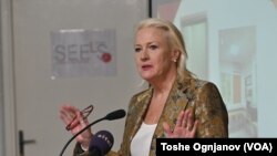 Настапот на Агелер, по нејзино подолго отуство од јавноста, доаѓа во период на сериозни случувања. Меѓу другото, Северна Македонија е меѓу погодените од одлуката на новиот американски претседател за привремено стопирање на сите програми на УСАИД.