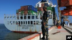 一艘中国货轮准备从巴基斯坦瓜达尔港起航。