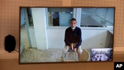 میک آفی اسپین کی ایک جیل میں ویڈیو کانفرنس کے ذریعے عدالت میں گواہی دے رہا ہے۔ اسے جیل کے سیل میں مردہ پایا گیا ہے۔ 24 جون 2021