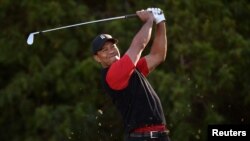 Tiger Woods melakukan pukulan dalam final Farmers Insurance Open Golf di Torry Pines Municipal Golf Court, 28 Januari 2018. (Foto: Ramirez-USA TODAY via Reuters)