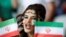 一名球迷2018年5月28日为伊朗足球队打气（路透社）