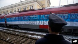 Gerbong kereta bertuliskan "Kosovo adalah Serbia" dalam 20 bahasa berangkat dari Belgrade, Serbia, ke Mitrovica, Kosovo (14/1). (AP/Darko Vojinovic)
