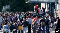 Para migran menunggu di pusat registrasi untuk memperoleh suaka di Berlin, Jerman, Kamis (10/9).
