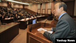 13일 서울 종로구 삼청동 북한대학원대학교에서 행정자치부, 국민대통합위원회, 이북5도위원회가 공동 개최한 '북한이탈주민 지역사회 통합방안 마련을 위한 심포지엄'에서 송민순 북한대학원대학교 총장이 환영사를 하고 있다.