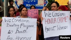 Para aktivis HAM Pakistan di Islamabad melakukan protes atas 'pembunuhan demi kehormatan' di Lahore, Kamis (29/5).