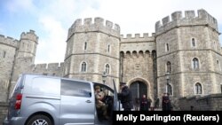 Sejumlah anggota militer tiba di Kastil Windsor, dekat London, Inggris, Jumat, 16 April 2021. (Foto: Molly Darlington/Reuters)