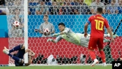 Le gardien de but japonais Eiji Kawashima saute pour attraper le ballon lors du match entre la Belgique et le Japon lors de la Coupe du monde de football à Rostov-sur-le-Don, en Russie, le 2 juillet 2018.