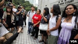 Eman Villanueva (kiri), wakil Serikat Pekerja Filipina, dan Dolores Balladare (kedua kiri), Ketua Persatuan Warga Filipina di Hong Kong, dalam jumpa pers di Hong Kong. (Foto: Dok)