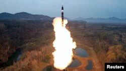 조선중앙통신이 3일 공개한 이 사진에서 북한은 전날 신형 중장거리 고체연료 극초음속 미사일을 시험 발사했다고 밝혔다.