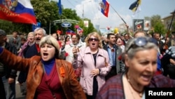 2014年5月1日乌克兰东部顿涅茨克: 游行者在国际劳动节呼喊口号并挥舞俄罗斯国旗