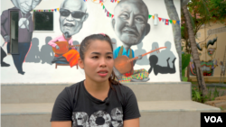 អ្នកនាង នូវ ស្រីក្ខណ៍ សិល្បករសៀក នៃក្រុមហ្វារ ល្ខោនសៀកកម្ពុជា ខេត្តបាត់ដំបង ថ្ងៃទី១៦ ខែមិថុនា ឆ្នាំ២០២០។ (ខាន់ សុគុំមនោ/វីអូអេ)