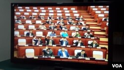 តាមកញ្ចក់ទូរទស្សន៍មួយ សមាជិករដ្ឋសភាបានលើកដៃបោះឆ្នោតគាំទ្រសេចក្តីស្នើច្បាប់ស្តីពីវិសោធនកម្មច្បាប់ស្តីពីលក្ខន្តិកៈមន្រ្តីរាជការនៃក្រុមនីតិបញ្ញត្តិ ក្នុងកិច្ចប្រជុំនាព្រឹកថ្ងៃសុក្រ ទី៧ ខែមេសា ឆ្នាំ២០១៧។ (អ៊ិត សូធឿត/VOA)