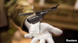 Prikaz prikazuje dron Black Hornet na međunarodnom sajmu opreme za odbranu i sigurnost u Londonu, Britanija