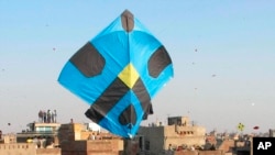 بر اساس قانون جدید در پاکستان هر فردی که اقدام به ساخت یا کاغذپران بازی کند، با مجازات زندان و جریمه‌های سنگین مواجه خواهد شد.
عکس - ارشیف