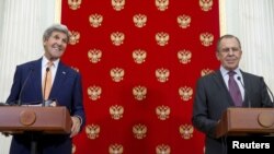 Menlu AS John Kerry (kiri) dan Menlu Sergei Lavrov memberikan konferensi pers bersama di Kremlin, hari Kamis malam (24/3).