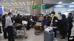 신종 코로나바이러스 감염증(코로나19)과 관련한 이스라엘의 입국 금지로 조기 귀국길에 오른 한국인 관광객들이 25일 인천국제공항에 도착했다. 